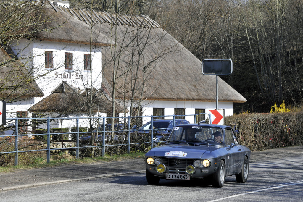 Deltagerne – her Bjarne Hogrefe/Helge Jensen, Ølsted/Højby, i Lancia Fulvia – passerede bl.a. Bromølle Kro. Men uden at stoppe op
(Foto: Morten Alstrup)
